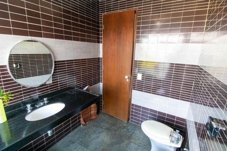 Casa de condomínio à venda com 392m², 4 quartos e 4 vagas Casa de condomínio à venda com 392m², 4 quartos e 4 vagasBanheiro Social