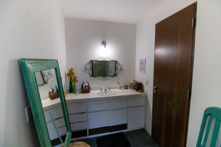 Casa de condomínio à venda com 392m², 4 quartos e 4 vagas Casa de condomínio à venda com 392m², 4 quartos e 4 vagasBanheiro da Suíte 1