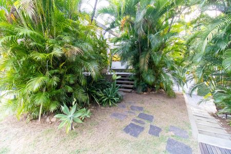 Casa de condomínio à venda com 392m², 4 quartos e 4 vagas Casa de condomínio à venda com 392m², 4 quartos e 4 vagasÁrea externa