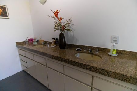 Casa de condomínio à venda com 392m², 4 quartos e 4 vagas Casa de condomínio à venda com 392m², 4 quartos e 4 vagasBanheiro da Suíte 2