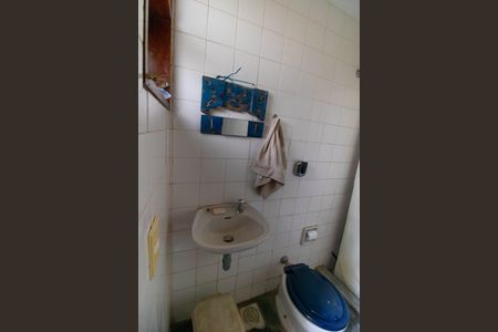 Casa de condomínio à venda com 392m², 4 quartos e 4 vagas Casa de condomínio à venda com 392m², 4 quartos e 4 vagasBanheiro de serviço