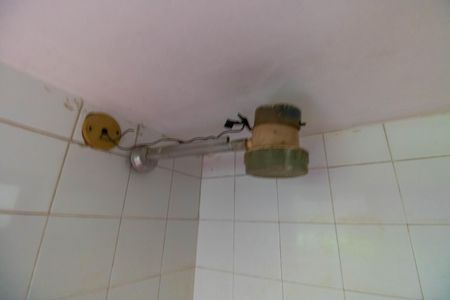 Casa de condomínio à venda com 392m², 4 quartos e 4 vagas Casa de condomínio à venda com 392m², 4 quartos e 4 vagasChuveiro