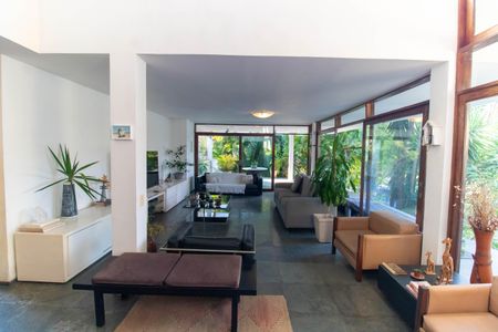 Casa de condomínio à venda com 392m², 4 quartos e 4 vagas Casa de condomínio à venda com 392m², 4 quartos e 4 vagasSala