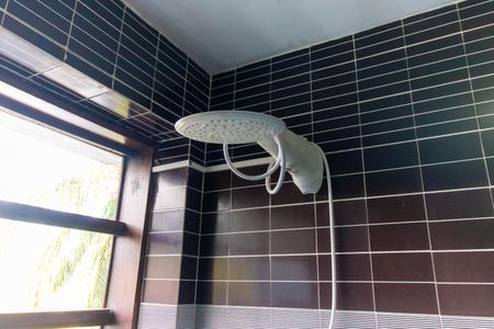 Casa de condomínio à venda com 392m², 4 quartos e 4 vagas Casa de condomínio à venda com 392m², 4 quartos e 4 vagasChuveiro