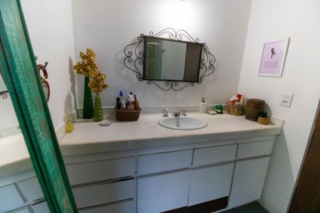 Casa de condomínio à venda com 392m², 4 quartos e 4 vagas Casa de condomínio à venda com 392m², 4 quartos e 4 vagasBanheiro da Suíte 1