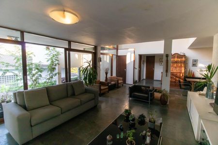 Casa de condomínio à venda com 392m², 4 quartos e 4 vagas Casa de condomínio à venda com 392m², 4 quartos e 4 vagasSala