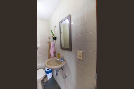 Casa de condomínio à venda com 392m², 4 quartos e 4 vagas Casa de condomínio à venda com 392m², 4 quartos e 4 vagasBanheiro Externo