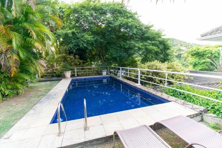 Casa de condomínio à venda com 392m², 4 quartos e 4 vagas Casa de condomínio à venda com 392m², 4 quartos e 4 vagasÁrea externa