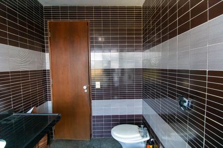 Casa de condomínio à venda com 392m², 4 quartos e 4 vagas Casa de condomínio à venda com 392m², 4 quartos e 4 vagasBanheiro Social