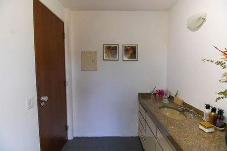 Casa de condomínio à venda com 392m², 4 quartos e 4 vagas Casa de condomínio à venda com 392m², 4 quartos e 4 vagasBanheiro da Suíte 2