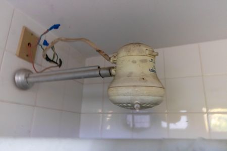 Casa de condomínio à venda com 392m², 4 quartos e 4 vagas Casa de condomínio à venda com 392m², 4 quartos e 4 vagasChuveiro