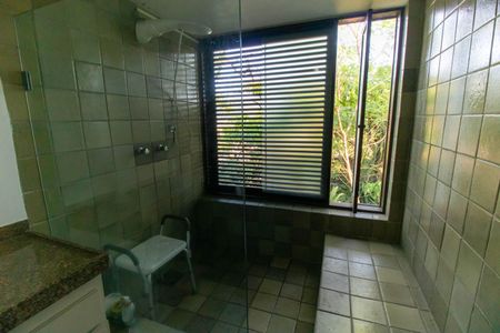 Casa de condomínio à venda com 392m², 4 quartos e 4 vagas Casa de condomínio à venda com 392m², 4 quartos e 4 vagasBanheiro da Suíte 2