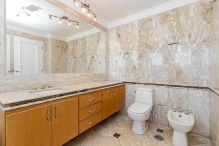 Apartamento à venda com 270m², 3 quartos e 5 vagas Apartamento à venda com 270m², 3 quartos e 5 vagasBanheiro da Suíte 1