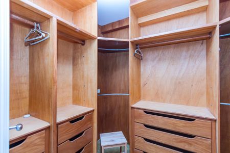 Apartamento à venda com 270m², 3 quartos e 5 vagas Apartamento à venda com 270m², 3 quartos e 5 vagasCloset da Suíte 1