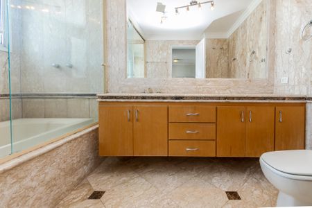 Apartamento à venda com 270m², 3 quartos e 5 vagas Apartamento à venda com 270m², 3 quartos e 5 vagasBanheiro da Suíte 1