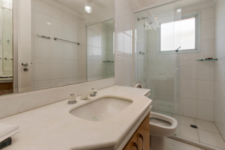 Apartamento à venda com 270m², 3 quartos e 5 vagas Apartamento à venda com 270m², 3 quartos e 5 vagasBanheiro da Suíte 2