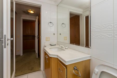 Apartamento à venda com 270m², 3 quartos e 5 vagas Apartamento à venda com 270m², 3 quartos e 5 vagasBanheiro da Suíte 2