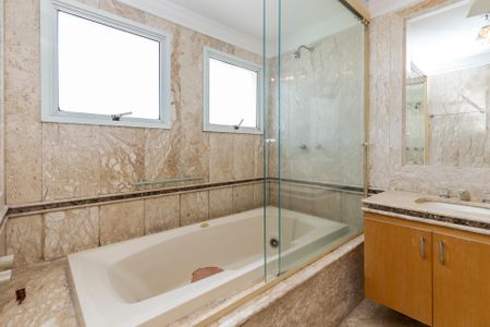 Apartamento à venda com 270m², 3 quartos e 5 vagas Apartamento à venda com 270m², 3 quartos e 5 vagasBanheiro da Suíte 1