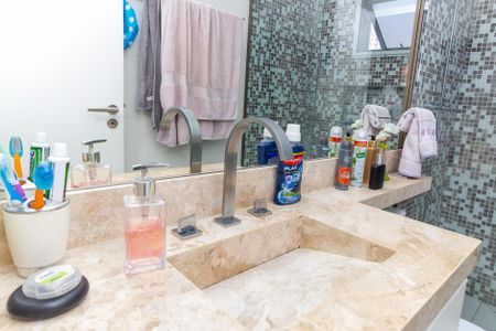 Apartamento à venda com 93m², 2 quartos e 2 vagasBanheiro da Suíte