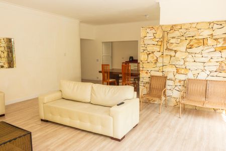 Casa à venda com 560m², 6 quartos e 2 vagas Casa à venda com 560m², 6 quartos e 2 vagasSala de TV