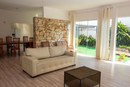 Casa à venda com 560m², 6 quartos e 2 vagas Casa à venda com 560m², 6 quartos e 2 vagasSala de TV