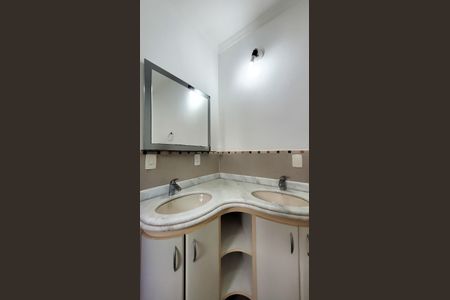 Casa de condomínio para alugar com 350m², 7 quartos e 4 vagasBanheiro da Suite Master