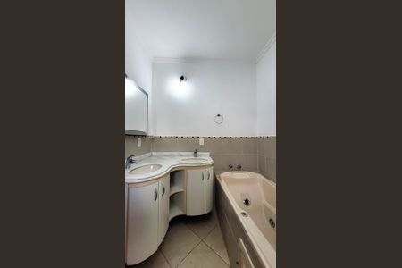 Casa de condomínio para alugar com 350m², 7 quartos e 4 vagasBanheiro da Suite Master