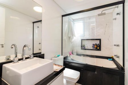 Casa à venda com 391m², 3 quartos e 5 vagasBanheiro da Suíte 1