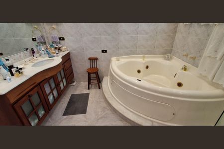 Casa à venda com 350m², 4 quartos e 4 vagasBanheiro Suíte Master