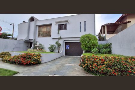 Casa à venda com 350m², 4 quartos e 4 vagasFachada