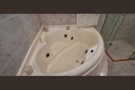 Casa à venda com 350m², 4 quartos e 4 vagasBanheiro Suíte Master