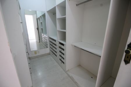 Casa de condomínio à venda com 467m², 6 quartos e 4 vagasQuarto 5 - Closet da Suíte
