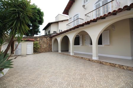 Casa de condomínio à venda com 467m², 6 quartos e 4 vagasFrente