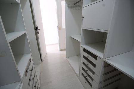 Casa de condomínio à venda com 467m², 6 quartos e 4 vagasQuarto 5 - Closet da Suíte