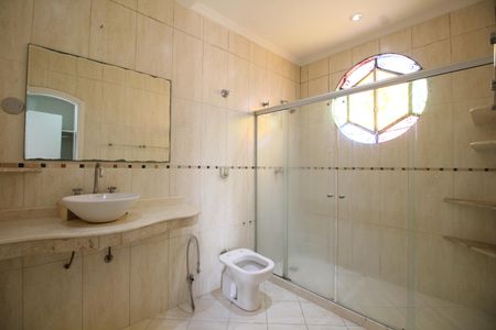 Casa de condomínio à venda com 467m², 6 quartos e 4 vagasQuarto 5 - Banheiro da Suíte