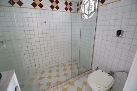 Casa de condomínio à venda com 467m², 6 quartos e 4 vagasQuarto 4 - Banheiro da Suíte