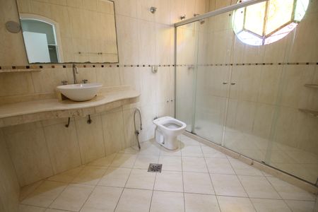 Casa de condomínio à venda com 467m², 6 quartos e 4 vagasQuarto 5 - Banheiro da Suíte