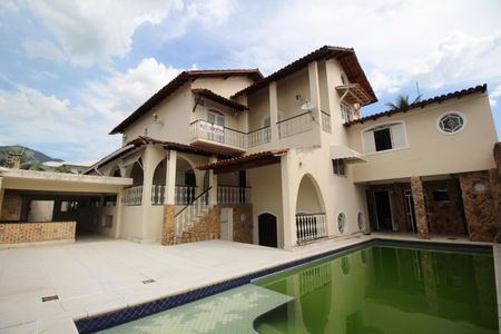 Casa de condomínio à venda com 467m², 6 quartos e 4 vagasFundos