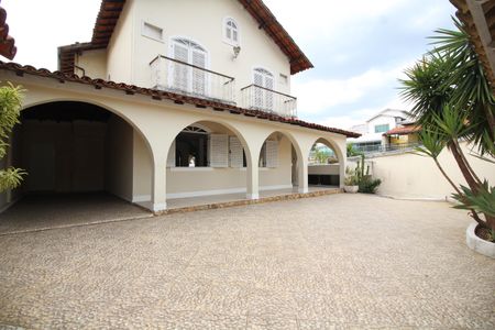Casa de condomínio à venda com 467m², 6 quartos e 4 vagasFrente