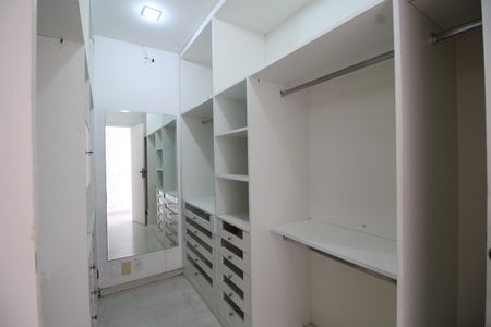 Casa de condomínio à venda com 467m², 6 quartos e 4 vagasQuarto 5 - Closet da Suíte