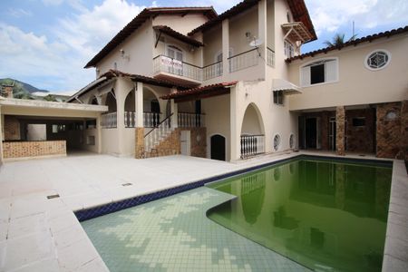 Casa de condomínio à venda com 467m², 6 quartos e 4 vagasFundos