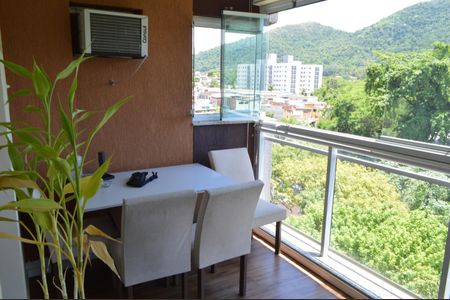 Apartamento à venda com 72m², 3 quartos e 1 vaga Apartamento à venda com 72m², 3 quartos e 1 vagaVaranda