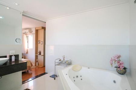 Casa à venda com 465m², 3 quartos e 7 vagasBanheiro da suíte 1