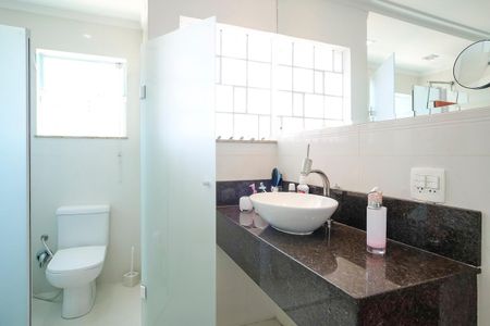 Casa à venda com 465m², 3 quartos e 7 vagasBanheiro da suíte 1