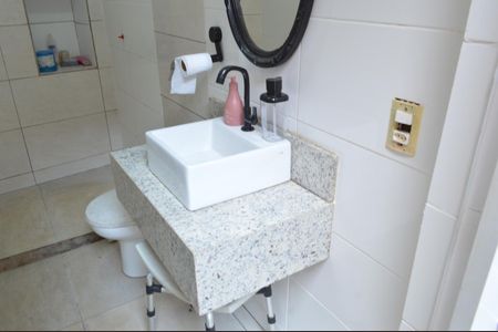 Casa de condomínio à venda com 200m², 4 quartos e 2 vagasBanheiro de Serviço 