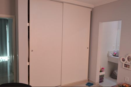 Casa de condomínio à venda com 200m², 4 quartos e 2 vagasSuíte 2