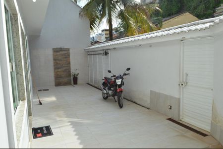 Casa de condomínio à venda com 200m², 4 quartos e 2 vagasQuintal