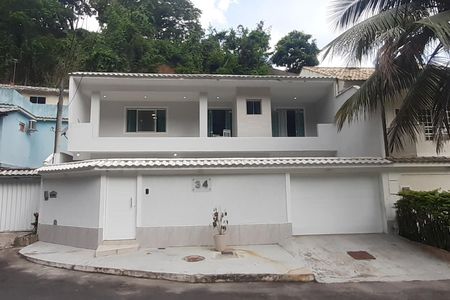 Casa de condomínio à venda com 200m², 4 quartos e 2 vagasFachada 