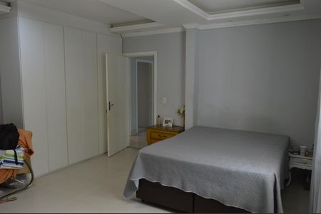 Casa de condomínio à venda com 200m², 4 quartos e 2 vagasSuíte 1