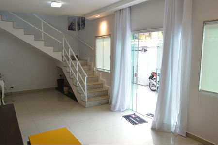 Casa de condomínio à venda com 200m², 4 quartos e 2 vagasSala 1